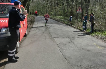 Leonie stürmt als zweites Mädchen Richtung Ziel.