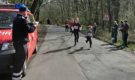 Marit (rotes Trikot) und eine weitere Läuferin laufen in Richtung Ziel. Im Hintergrund kommt aber auch schon Lilly und wird Beide noch überholen.