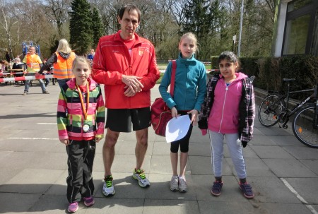 Michael wartet auf seinen 10 km - Lauf. Lilly Jenna und Melissa haben es schon eschafft.