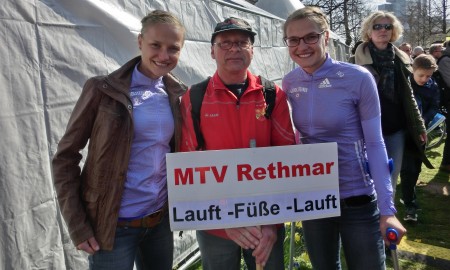 Die schnellsten Marathonzwillinge Deutschlands - Anna & Lisa Hahne mit MTV Läufer Peter Lieser V.l.: Anna Hahner, Peter Lieser, Lisa Hahner.