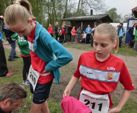 Die Hoffmann Schwestern Jenna & Lilly kurz vor dem Start - und Lilly landes sogar auf dem Treppchen.