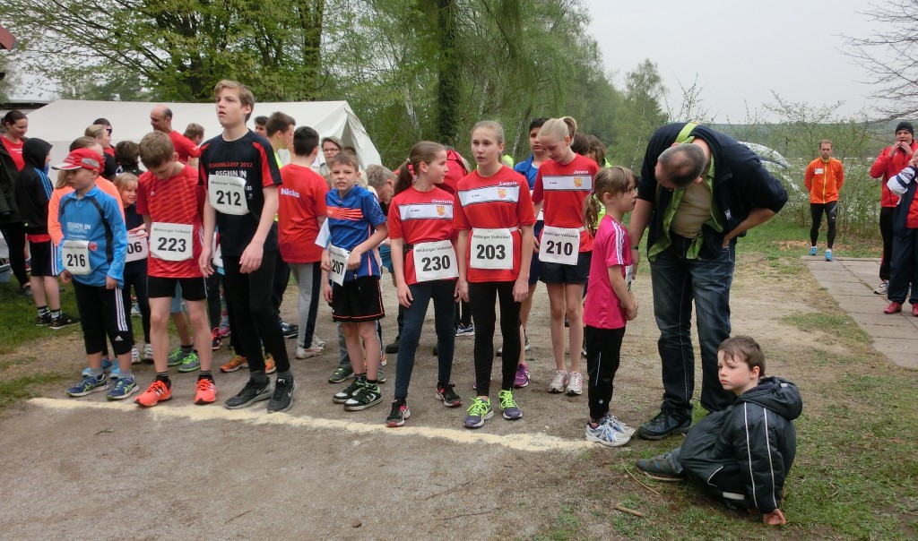 Kurz vor dem Start: V,l.: Charlotte, Leonie & Jenna stehen an der Startlienie. Lilly Beine sind hinter Leonie zu erkennen.