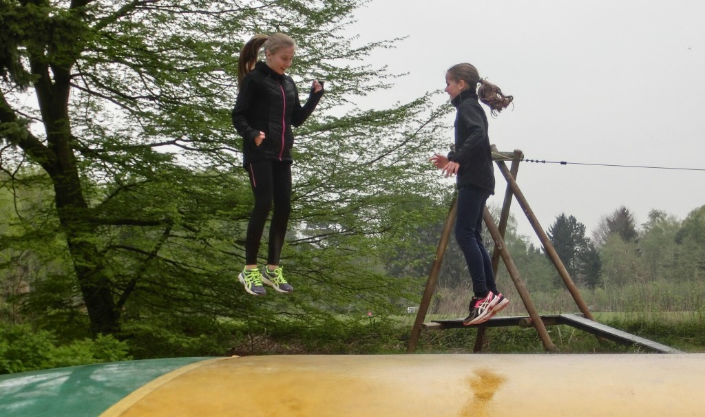 Sichtlich Spaß haben Charlotte & Leonie auf dem großen Hüpfkissen.