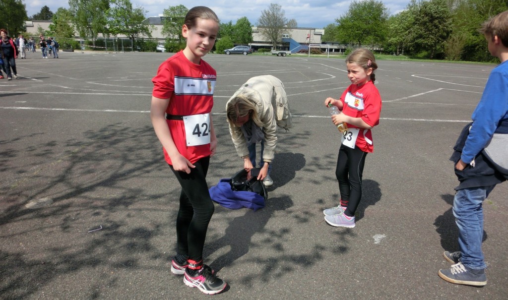 Auf dem Schulhof bereiten sich Charlotte und Emily auf den 1400 m - Lauf vor.