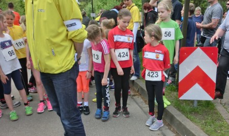 Charlotte (424) und Emily (423 warten auf den Start der Mädchen 