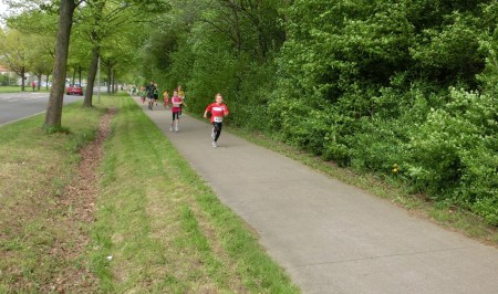 Emily so ca. 200 m vor dem Ziel. Als sechstes Mädchen überläuft sie die Ziellinie.