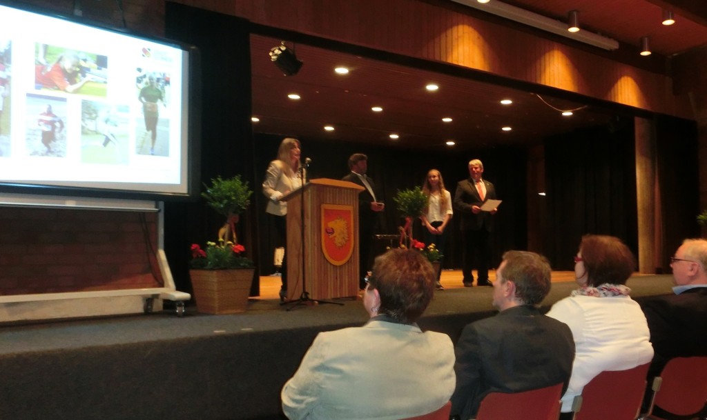 Leonies Ehrung beginnt mit einer Laudatio über ihre erbrachten sportlichen Leistungen.