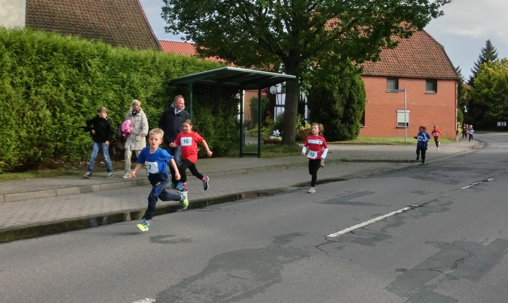 Johanna auf dem Weg ins Ziel. Sie muss noch etwa 100 m laufen.