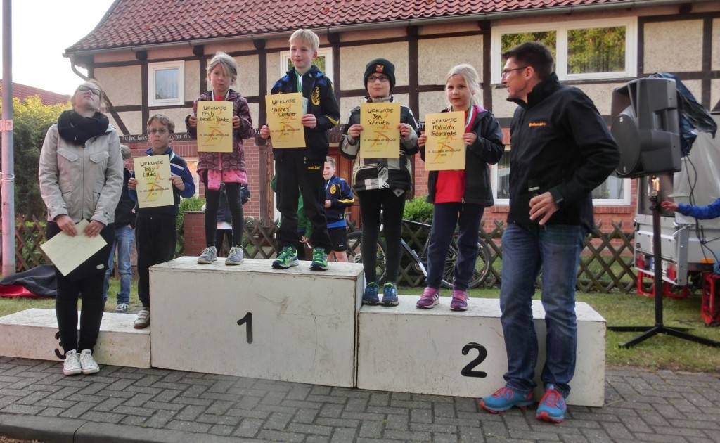 Emily (auf Platz 1 rechts) & Ben (auf Platz 2 rechts) stehen in Adlum auf dem Treppchen.