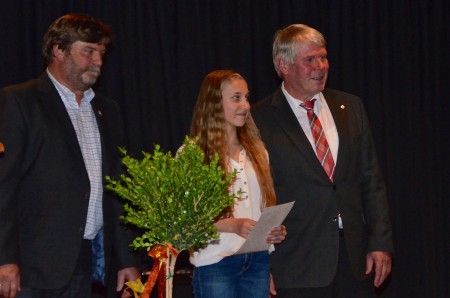 Leonie mit Herrn Carl Jürgen Lehrke, dem Bürgermeister der Stadt Sehnde