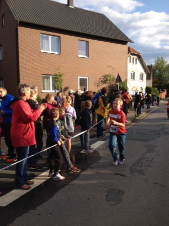 Jakob auf dem Weg ins Ziel. Er hat noch ca. 10 m vor sich.