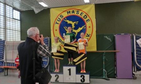 Leonie gewinnt die Gesamtwertung aller Läufer und Jenna wird Dritte bei den Mädchen.