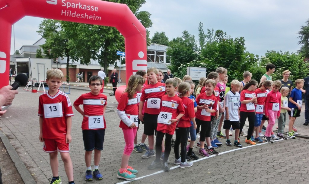 Die 1500 m - Läufer gehen gleich an den Start.