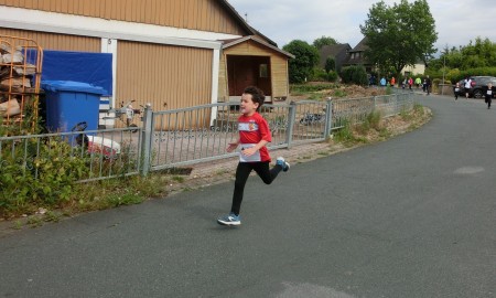 Nick Schmitz gewinnt das 250 m - Rennen.
