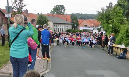 Der Startschuß über die 1500 m ist erfolgt. Auf geht es zur Dorfrunde.