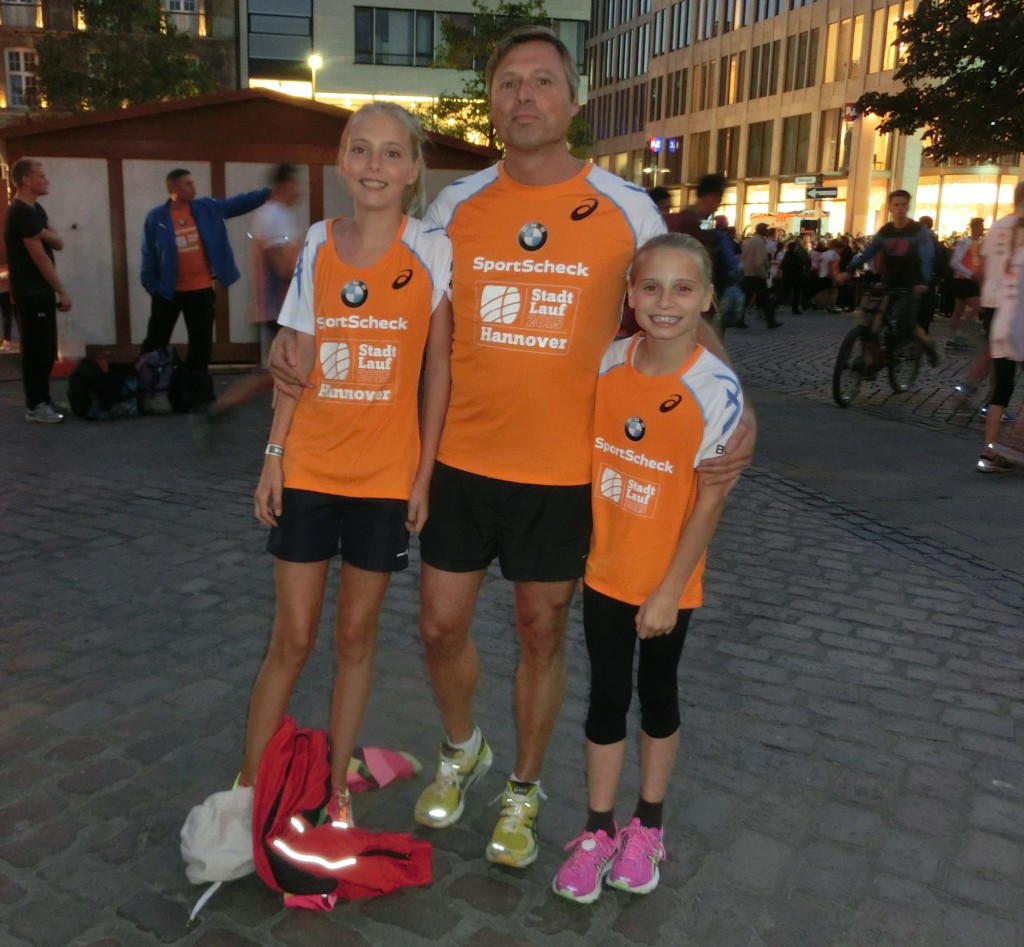 Familie Hoffmann wartet auf den 5 Km-Start: V.l.: Jenna, Vater Marco und Lilly