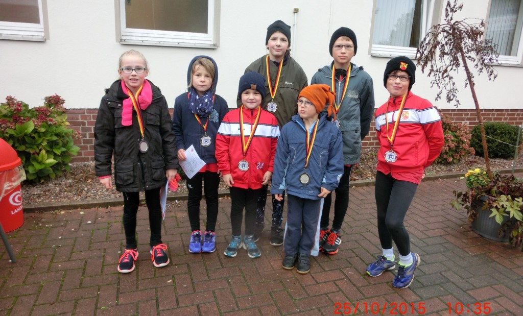 Unsere MTV - Laufkinder: v.l.: Greta Jacob, Emily Kiesel-Janke, Lea Frömke, Maximilian Czop, Ben Schmitz. Vorn: Nick Schmitz und Maximilans jüngerer Bruder.