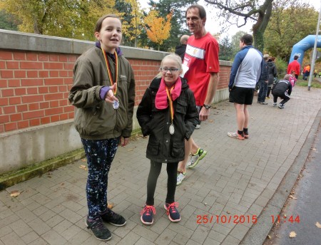 Lea & Greta mit Michael, der gleich auf die 10 km - Strecke geht,