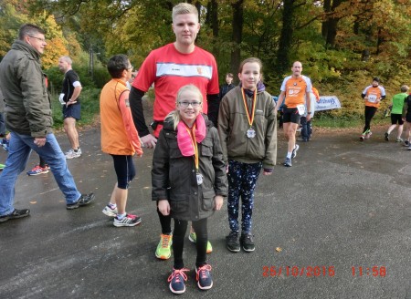 Und auch Julian läuft gleich 10 km. Greta & Lea wünschen im viel Erfolg.
