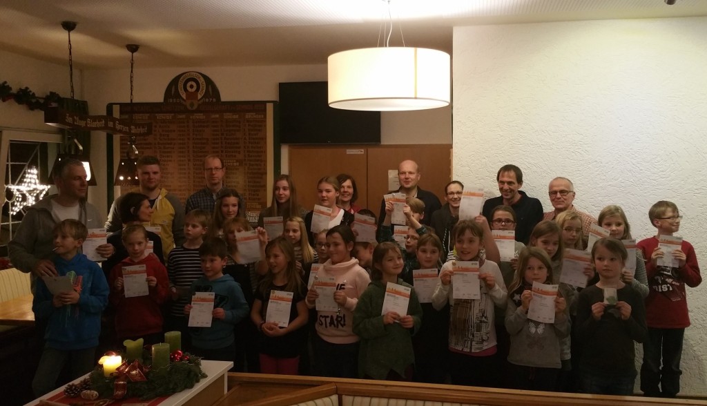 Strahlend presentieren stolz die Kinder und Erwachsenen ihre Sportabzeichen.