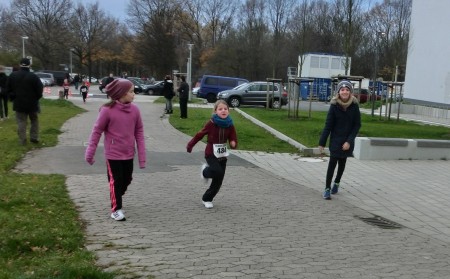 Lilian kurz vor dem Ziel - Schwester Louisa feuert sie an !!!