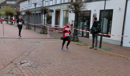 Juliana läuft heute gleich zwei Rennen innerhalb einer halben Stunde.