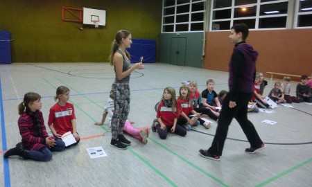 Sportassistentin Laura ist sichtlich überrascht und strahlt über ihre Auszeichnung