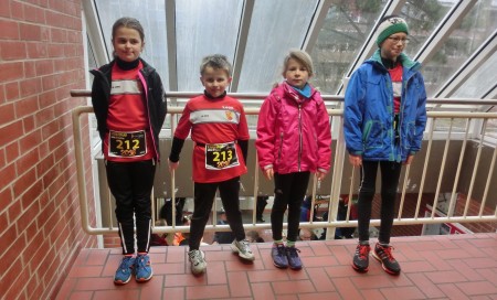 Juliana, Leon, Emily und Max kurz vor ihrem "Regen"-Start.
