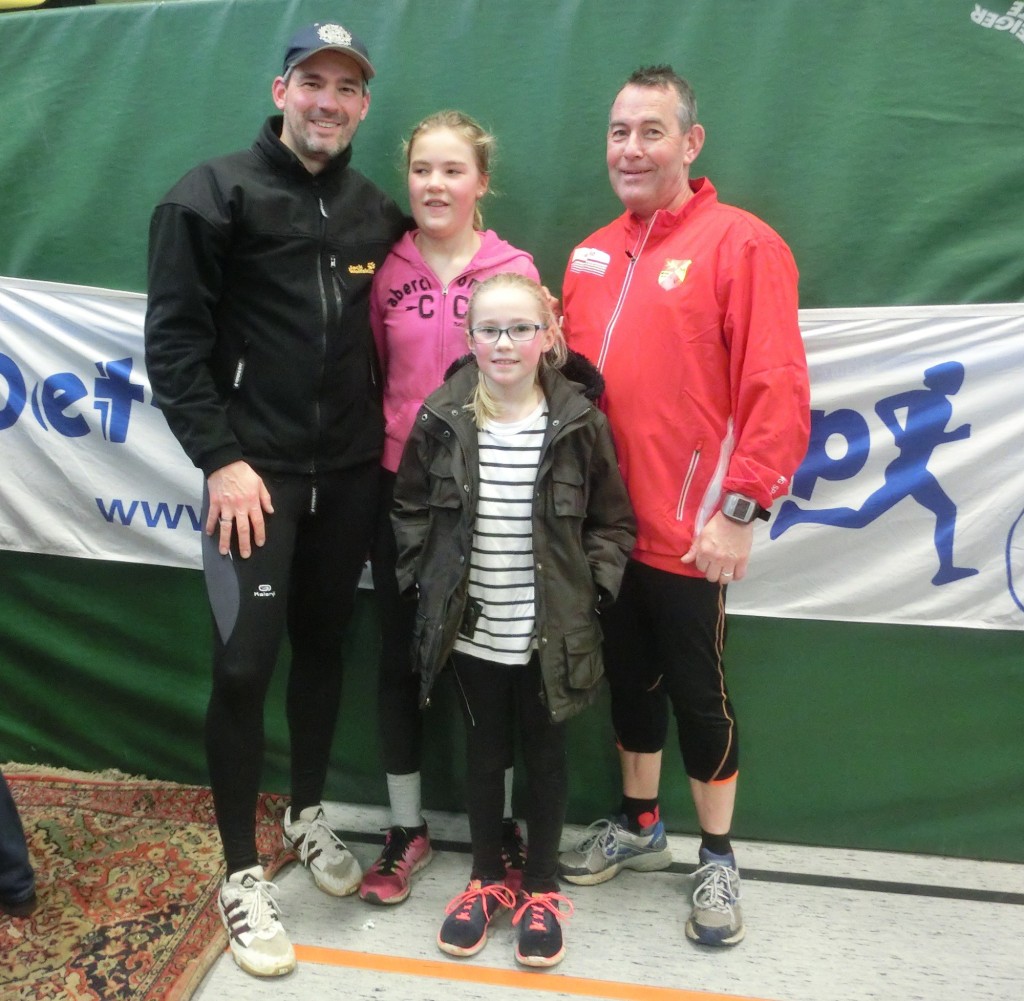 V.l.: Stephan, Hannah und Greta Jacob sowie Peter Kohrs nach ihrem 5000 m - Lauf.