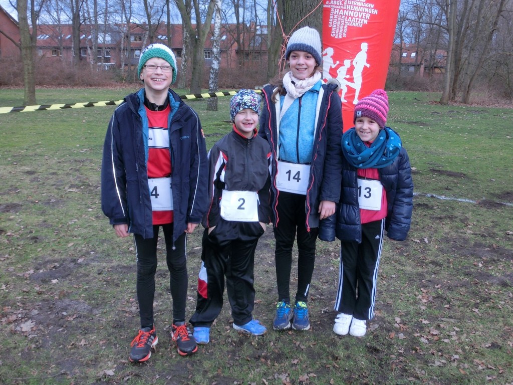 Unsere vier 1300 m - Läuferinnen / Läufer v.l.: Maximilian Czop, Greta Baumeister, Louisa & Lilian Hillreiner