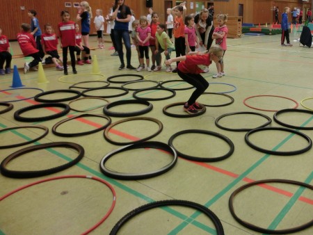 Mit dem Spiel "Inselhüpfen" begannen "Die Roten Rethmarer Rennmäuse". Greta Jacob hüpft gleich los !! 