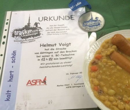 Der Lohn - Urkunde, Medaille und ein leckeres Essen für unseren Helmut.