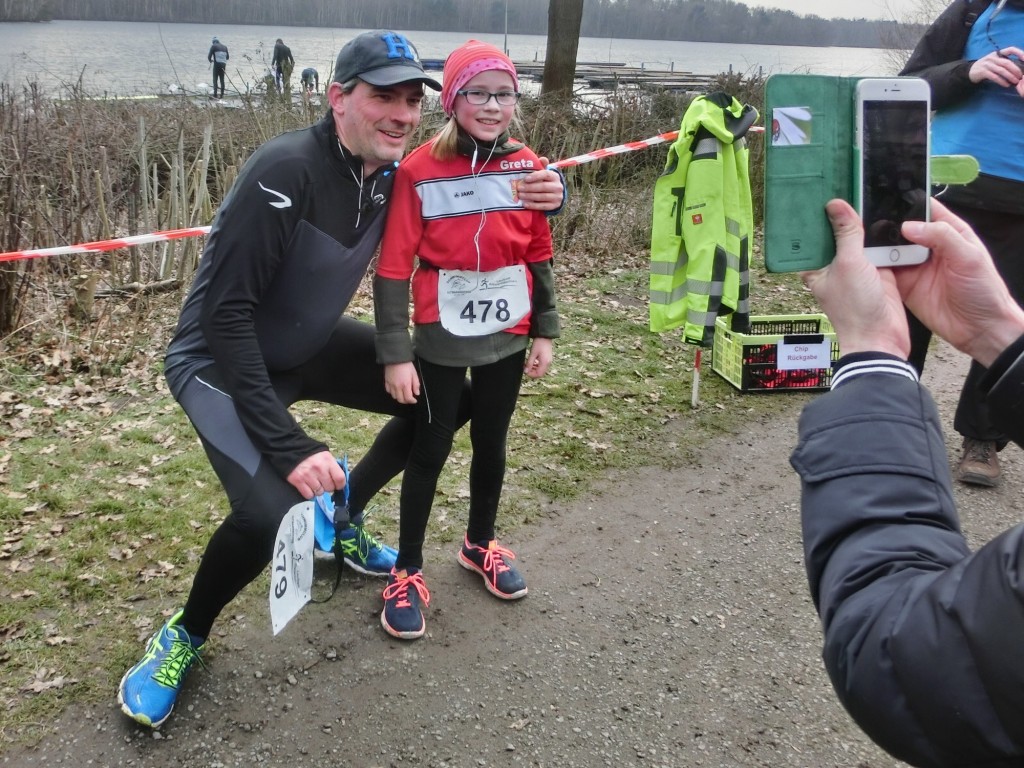 Greta und ihr Vater haben die zwei Seerunden geschafft. Das war der erste Lauf von Greta über diese lange Laufstrecke. 
