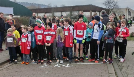 Max, Ben Johanna und Hanna starten gleich auf der 2000 m - Lauffstrecke.
