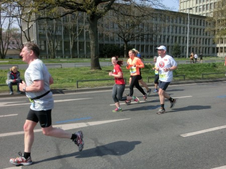 Carmen hat noch etwa 600 m vor sich - weiter so.
