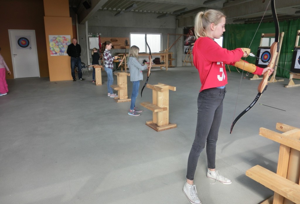 Der Pfeil wird eingelegt. V.r.: Jenna Hoffmann, Lilly Hoffmann, Charlotte Wichern und Greta Jacob.