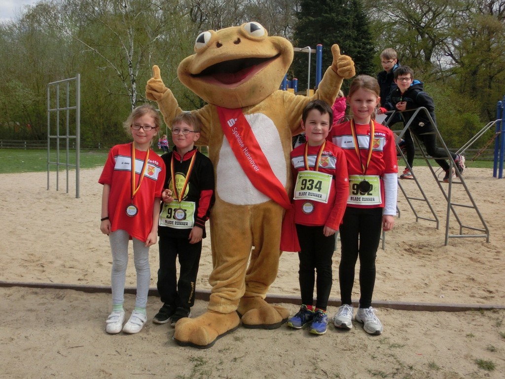 Unsere vier 900 m - Läufer in Hämelerwald; v-l-: Jette Schreyer, Jonathan Czop, Max Moorfrosch, Nick Schmitz und Jonna Hölscher.