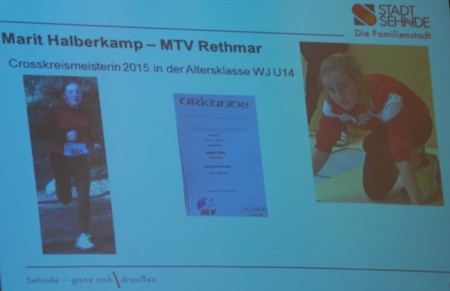Auf der Leinwand werden Marits Leistungen noch einmal bildlich dargestellt.