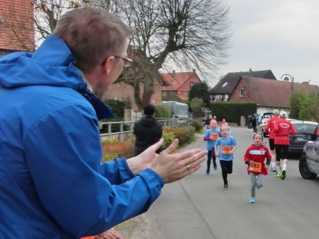 Lara wird noch einmal mächtig von ihrem Vater angefeuert - Der Lohn, Platz in der Altersklasse.