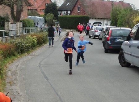 Emily ist auch gleich im Ziel.