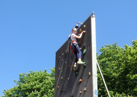 Die Kletterwand - Greta ganz oben an der Glocke.