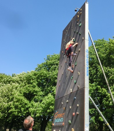 So schnell wie Emily hat keiner die Kletterwand erklommen !