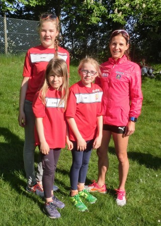 Noch einmal unsere drei jungen Läuferinnen, v.l.: Hannah Jacob, Emily Kiesel-Janke, Greta Jacob mit Sabrina Mockenhaupt.
