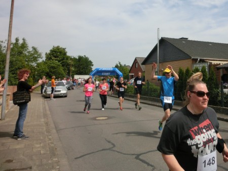 Begeistert von seinen vielen kleinen "Fans" geht Stephan auf die 10 km-Runde.