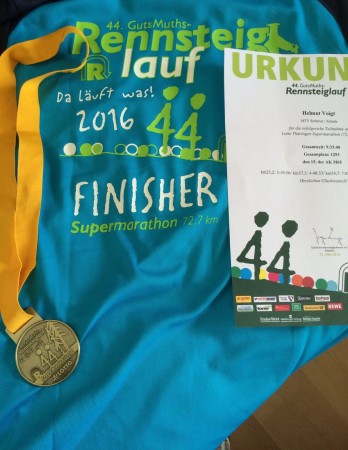 Der Lohn: Medaille, Urkunde und T-Shirt.