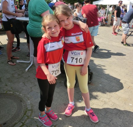 Nike Johanna Wehrmann & Marietta Lüders freuen sich auf ihr 600 m - Rennen.