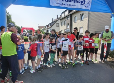 Kurz vor dem Start zum 1200 m - Lauf.