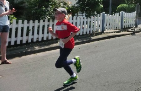 Greta Jacob hat noch knapp 50 m bis ins Ziel.