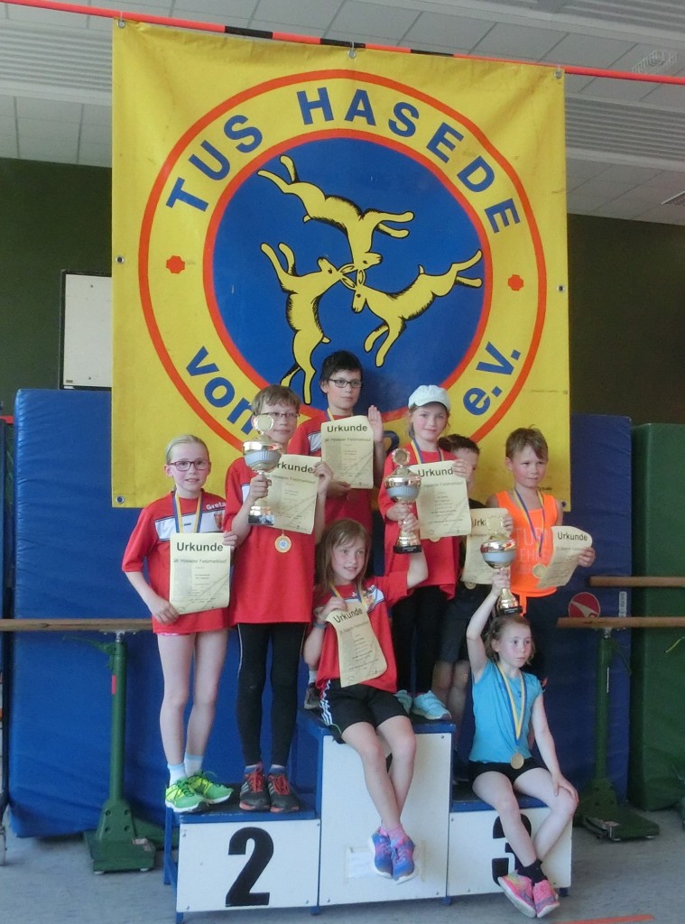 Mannschaftswertung im 1200 m - Lauf: Platz 1: Ben Schmitz, Johanna Rösing & Lara Jochim. Platz 2: Greta Jacob, Maximilian Czop & Lilly Lüders.