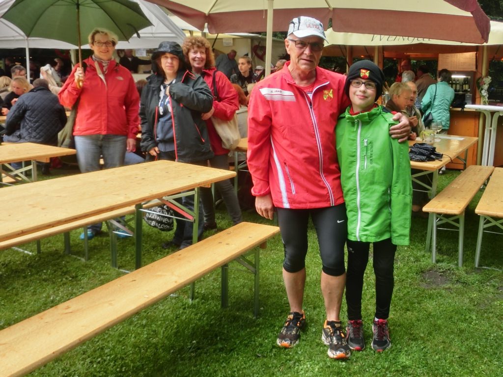 Beide MTV-er verstehen sich prächtig - Ben ist bereits im Ziel und Helmut hat seinen Lauf noch vor sich.